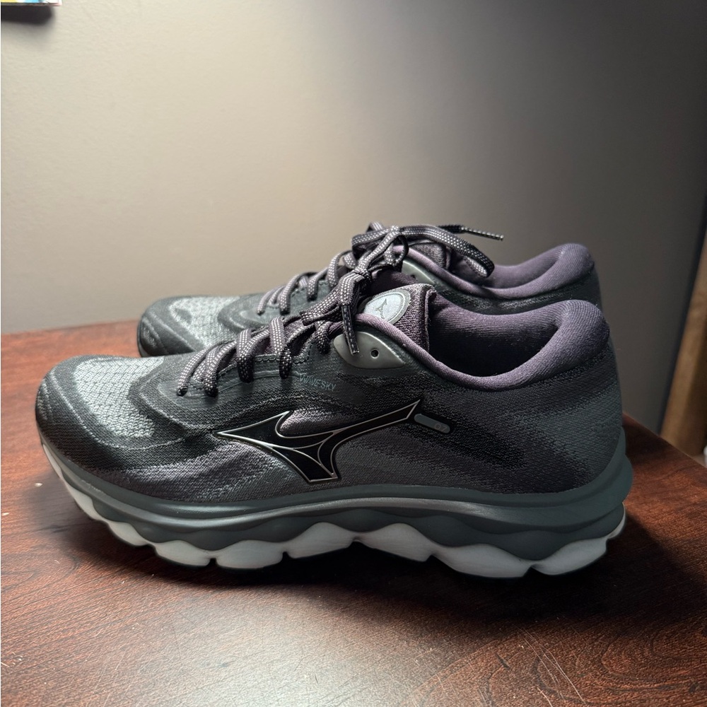 Mizuno Women's Gray Athletic Shoes